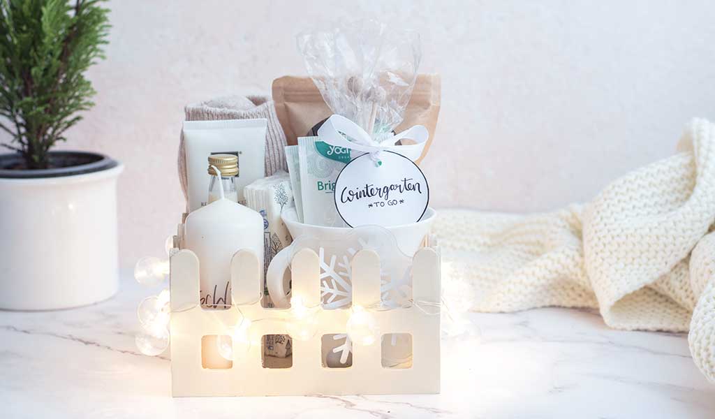 Winter-Geschenkkorb mit kleinen winterlichen Geschenkideen