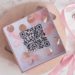 Gutscheine verpacken: Der QR Code Gutschein wird in einer hübschen Box voller Konfetti verschenkt