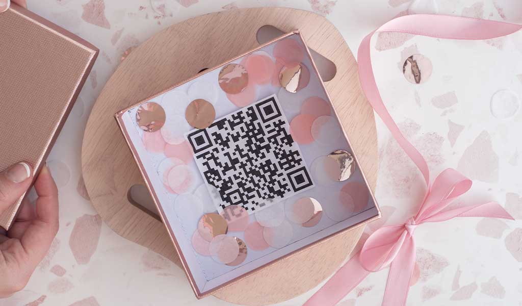 Gutscheine verpacken: Der QR Code Gutschein wird in einer hübschen Box voller Konfetti verschenkt