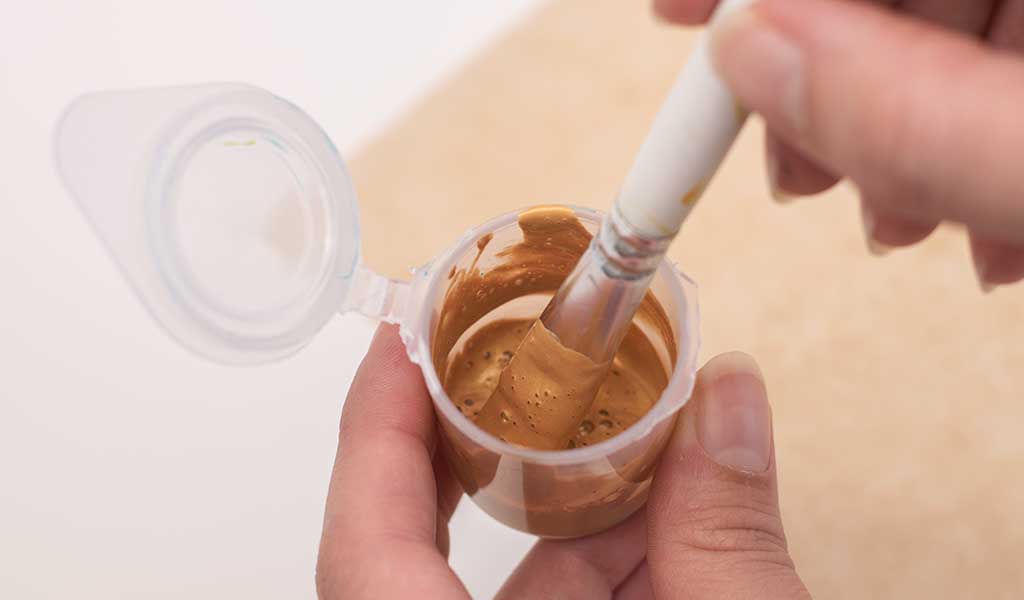 Rubbellose basteln: Mischung aus Acrylfarbe und Spülmittel