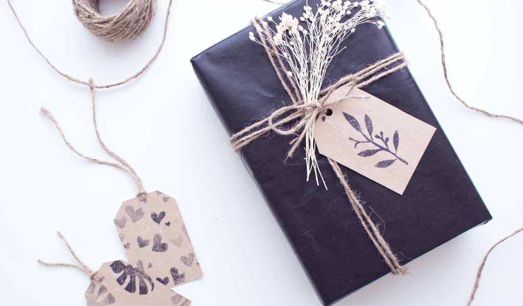 DIY Geschenkanhänger aus alter Milchtüte an einem Geschenk