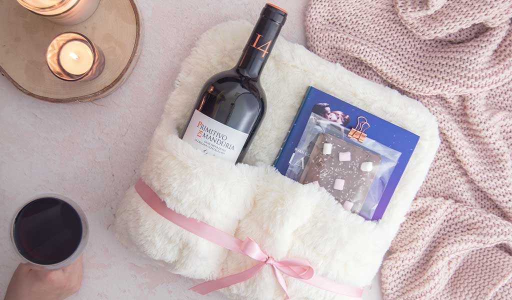Selfcare Geschenke sind ganz einfach gemacht: Verschenke das Fußmassagegerät von Radbag gemeinsam mit einem Wein, einer DIV und selbstgemachter Schokolade