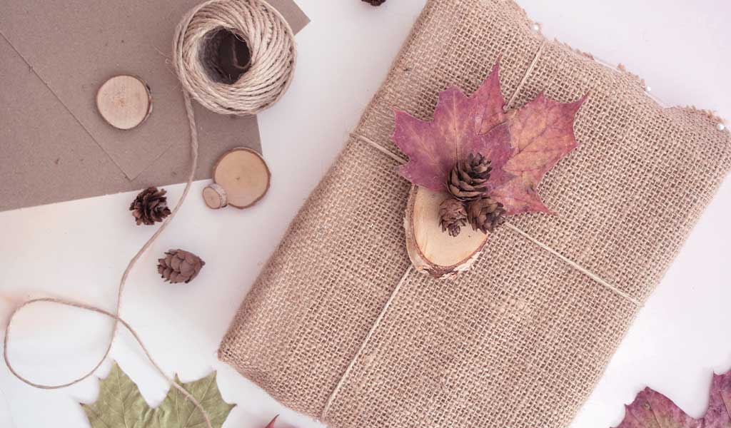 herbstliche Geschenkverpackungen mit Naturmaterialien