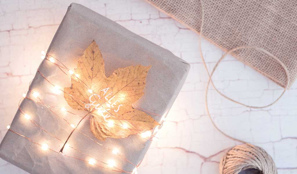 Geschenkverpackungen mit Lichterkette