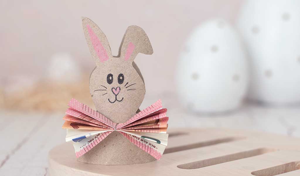 Osterhase aus Klopapierrolle basteln und als Geldgeschenk zu Ostern verschenken