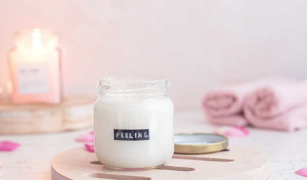 Selbstgemachtes Rosen-Kokos-Peeling für einen Spa Day