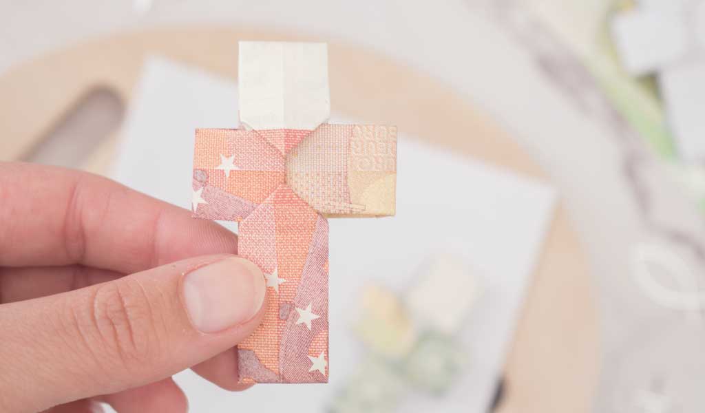 Geldgeschenk zu Taufe, Konfirmation und Kommunion verschenken: Kreuz aus Geld falten