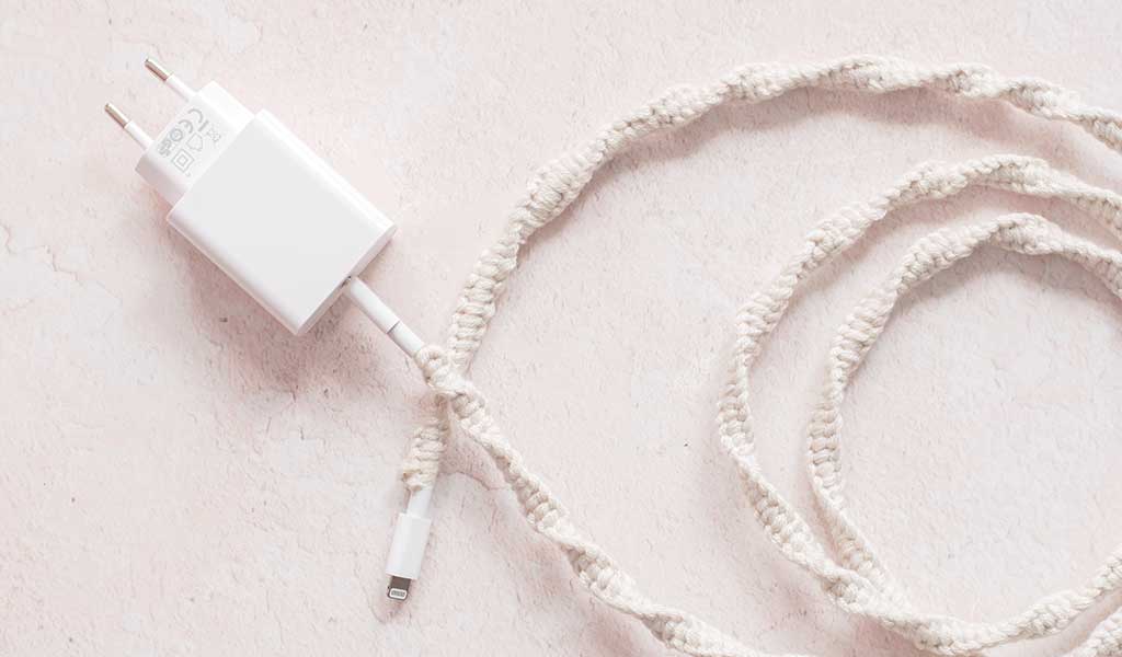 mit Makramee verziertes Ladekabel