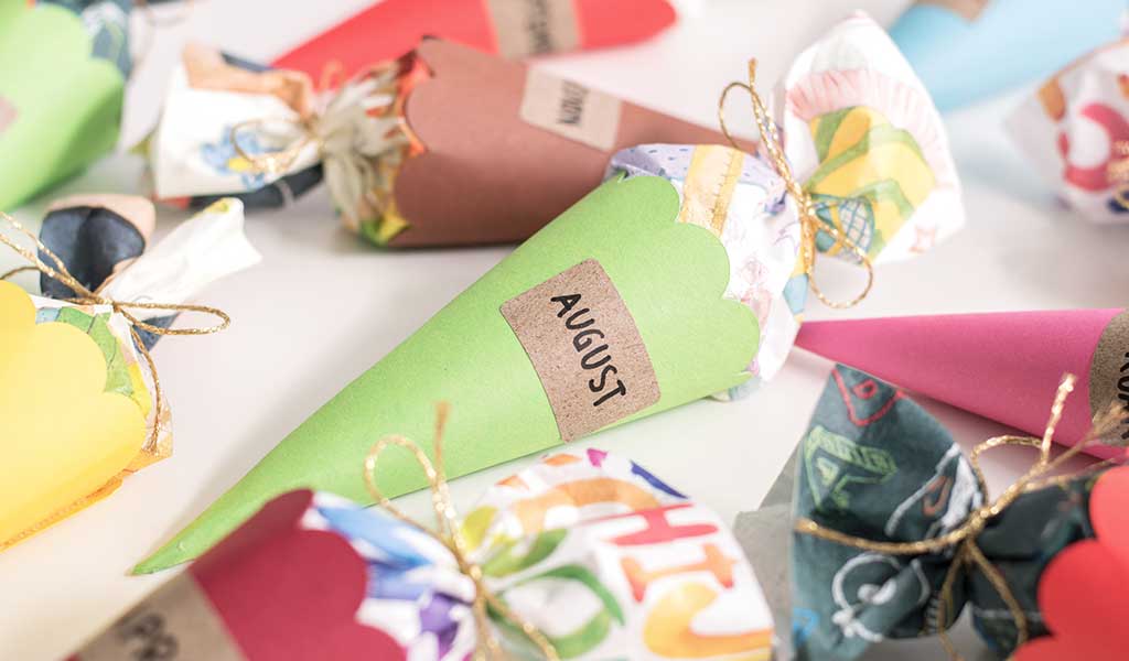 Geschenkidee zur Einschulung: 12 Mini-Schultüten basteln mit Servietten