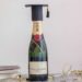 Geschenke zum Abschluss: Sektflasche mit Absolventenkappe