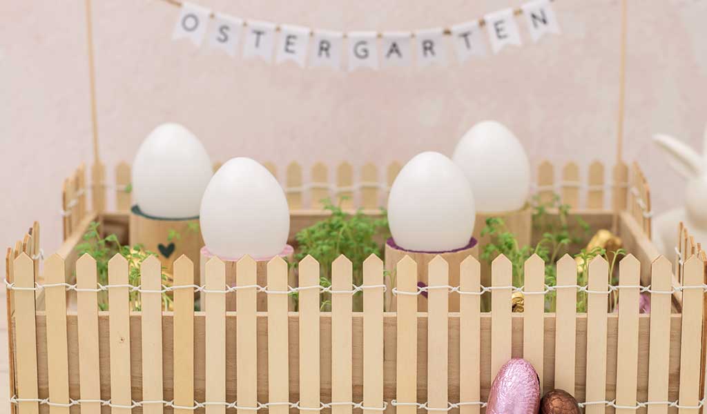 Ostergarten aus Tablett und Miniatur-Zaun