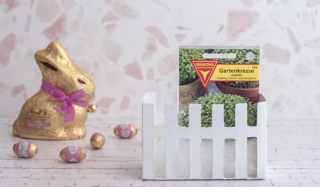 Osternest mit Watte, Kresse und Schokolade füllen und so das Ostergeschenk basteln