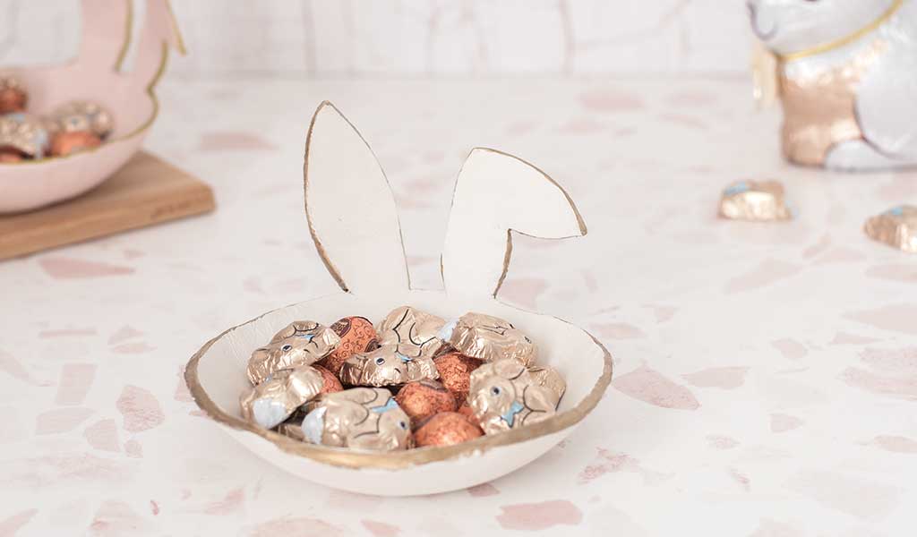 Schale in Form eines Osterhasen aus Modelliermasse als Osternest basteln
