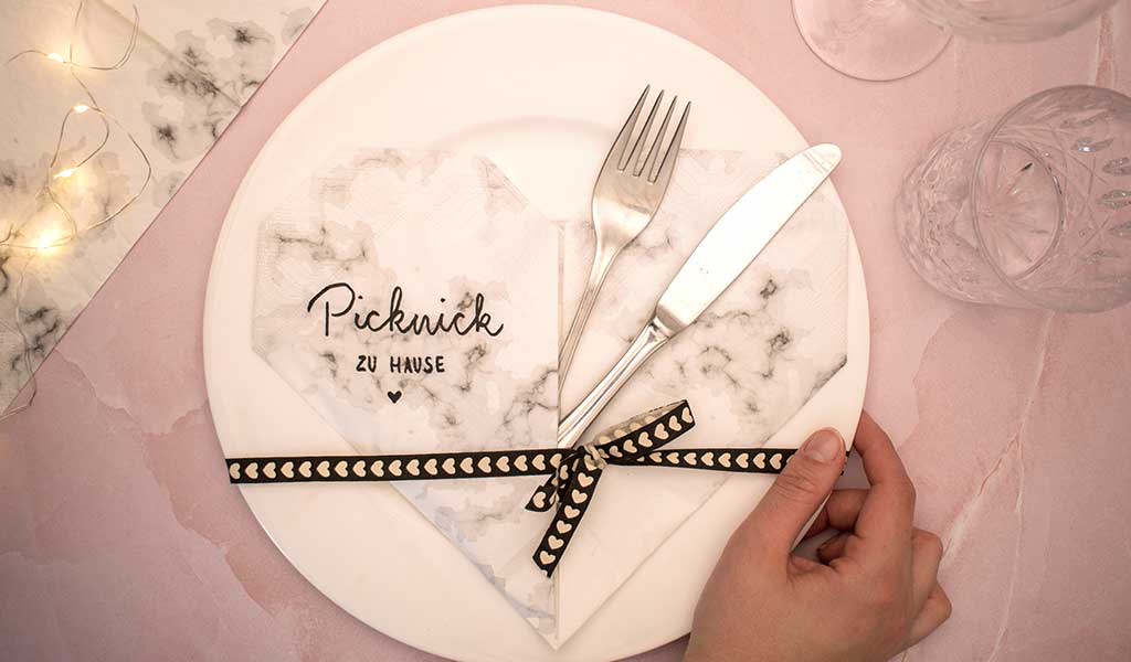 Valentinstag Geschenkideen: Picknick Zuhause als Last Minute Date Night für Paare