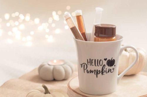 Tasse Hello Pumpkin als Geschenkverpackung für den Pumpkin Spice Latte