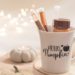 Tasse Hello Pumpkin als Geschenkverpackung für den Pumpkin Spice Latte