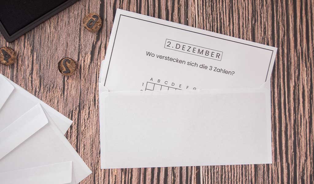 Rätsel für den Adventskalender in einem Umschlag verpacken