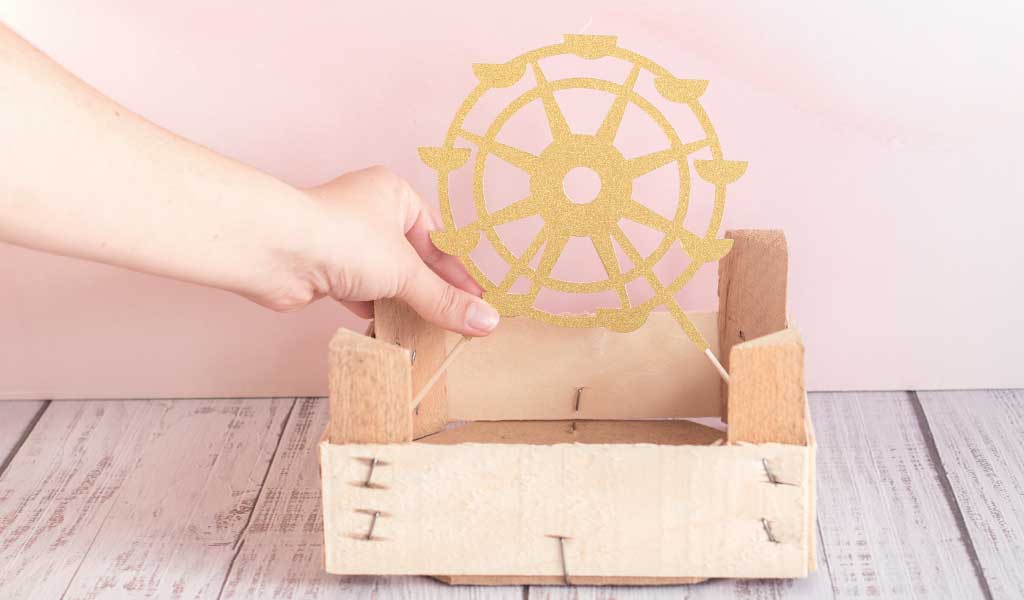 Riesenrad aus Pappe in den Geschenkkorb stellen