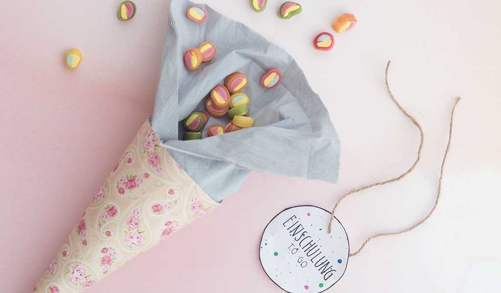 Kleine Schultüte mit Süßigkeiten füllen